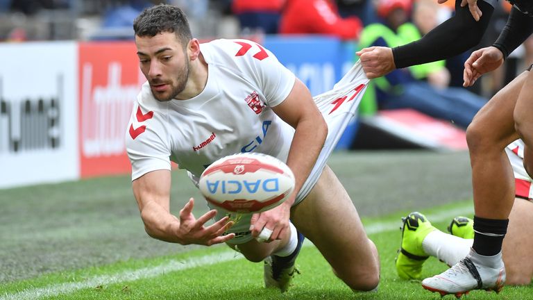 Picture by Simon Wilkinson/SWpix.com - 27/10/2018 - International Rugby League Series 2018 - England v New Zealand KCOM Stadium, Hull - England's Jake Connor offloads as he heads into touch against New Zealand.